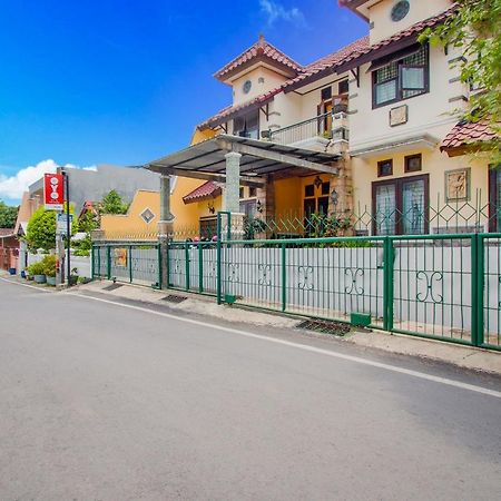 Oyo 3217 The Ts Homestay Malang Exterior foto