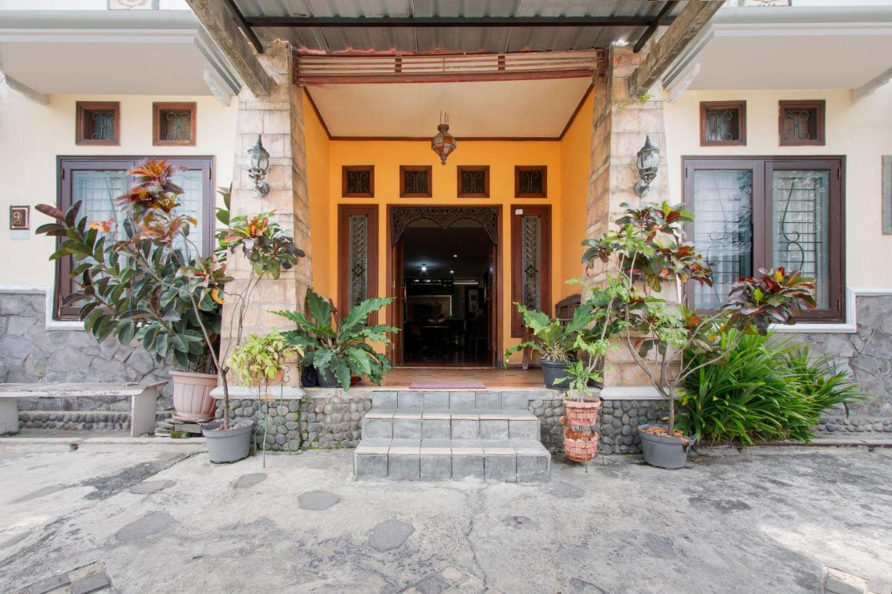 Oyo 3217 The Ts Homestay Malang Exterior foto